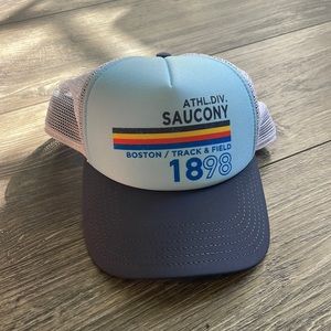 Lightweight saucony throwback trucker